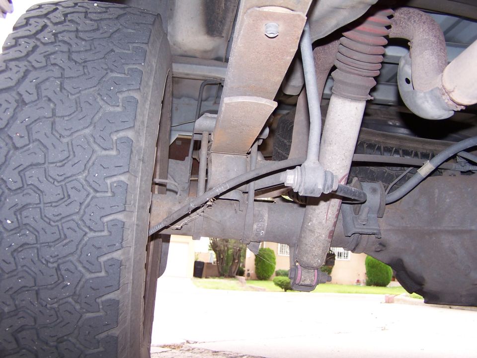 Tire and leaf spring suspension on a vehicle's rear axle