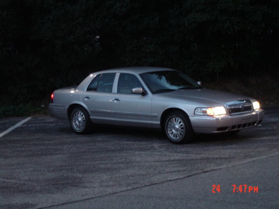 Silver 2006 Mercury Grand Marquis 3q-front view