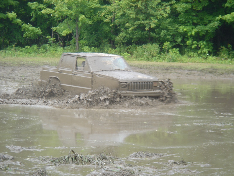 Jeep Cherokee XJ stuck in mud pit
