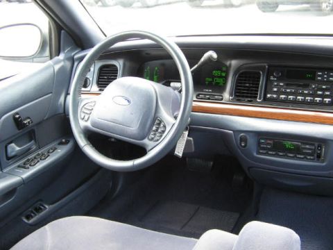 2002 Ford Crown Victoria photo