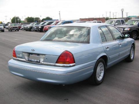 2002 Ford Crown Victoria photo