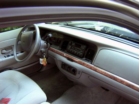 2000 Ford Crown Victoria - Peering in the window with the stock faceplate on.