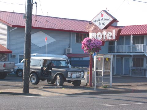 1991 Ford Explorer - A classic Ford Bronco is parked in front of the Red Apple Inn motel.