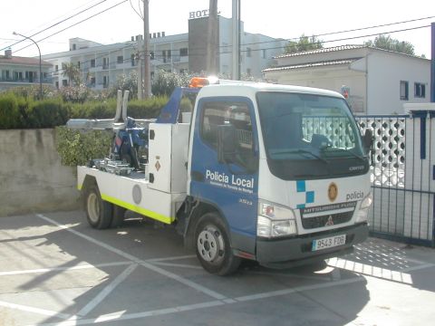 1991 Ford Crown Victoria - Mitsubishi tow truck