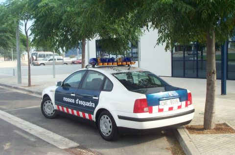 1991 Ford Crown Victoria - A police car marked "mossos d'esquadra" is parked on a street.