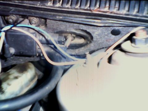 1998 Ford Taurus - HEY LOOK! this is where the hole in the firewall is, i cant believe i found it, and it was soooo easy