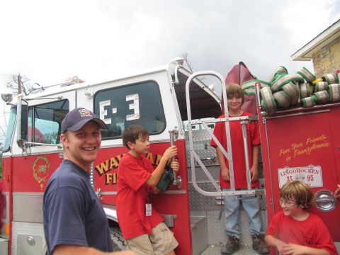 1995 Ford C-350 (Centurion Conversions) - A fire truck with children and an adult poses for a photo, with a badge indicating 'LINGOHOCKEN 35 95'.