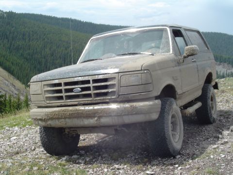 1995 Ford Bronco - This 1992 Ford Bronco is covered in mud, suggesting it has been off-roading.