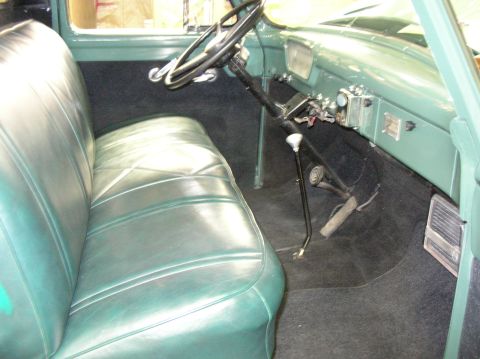 1954 Ford F-250 - The little box on the dash just left of the ashtray is a power converter. The old boy that owned this rig used it to shave with his eletric…