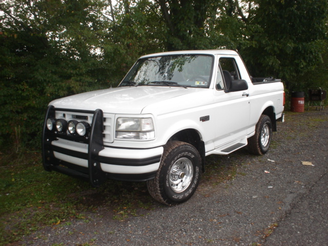 White 1995 Ford Bronco with brush guard and fog lights, 3q-front view