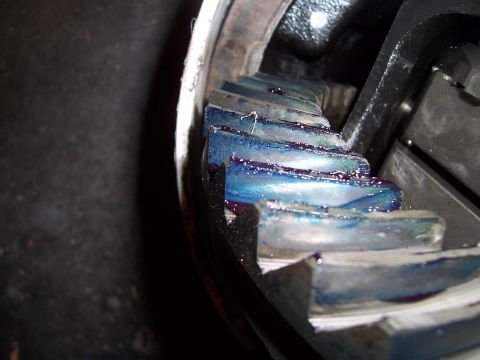 1995 Toyota Hilux - Close-up view of differential gears coated in blue grease, with the Supermotors.net logo in the lower right corner.