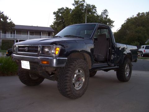 1995 Toyota Hilux - mmmm...33s and no doors