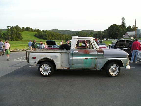 Pickup truck, two-tone paint, rust, white roof, side view
