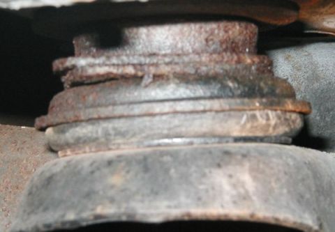 1991 Ford Bronco - front body mount. on a 91. Are there supposed to be metal spacers?