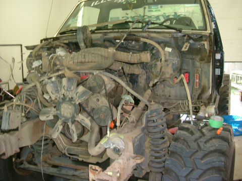 1995 Ford F-150 - front clip off, exposing the small block 302