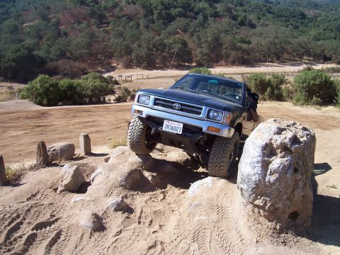 1995 Toyota Hilux - obstacle course...