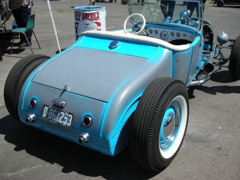 1998 Ford Crown Victoria - Rear view of a light blue open roadster with wide whitewall tires and a black-and-white California plate D 86 253.