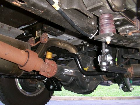 2001 Ford Excursion - Sway bar already installed and note the position over the Drive shaft and that the links are level with the ground. Drivers side mounting t…