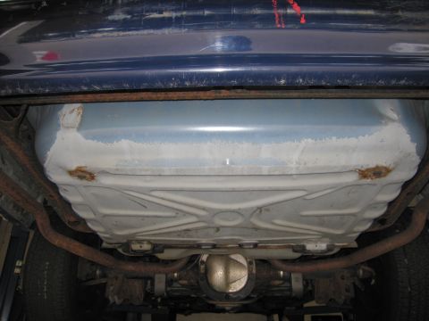 1991 Ford LTD Crown Victoria - The underside of a 1991 Ford Crown Victoria LTD reveals its fuel tank and dual exhaust system.