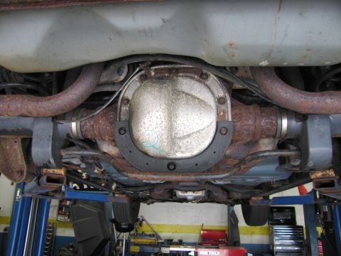 1991 Ford LTD Crown Victoria - Underside view of the rear axle and exhaust system of a 1991 Ford Crown Victoria LTD.