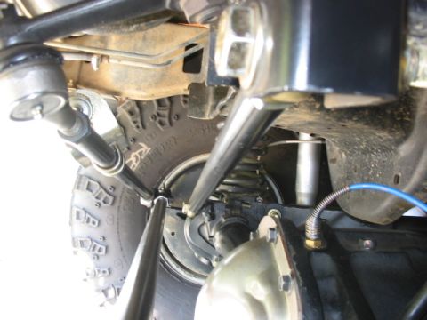 1995 Ford Bronco - looking down from the frame mount along the track bar