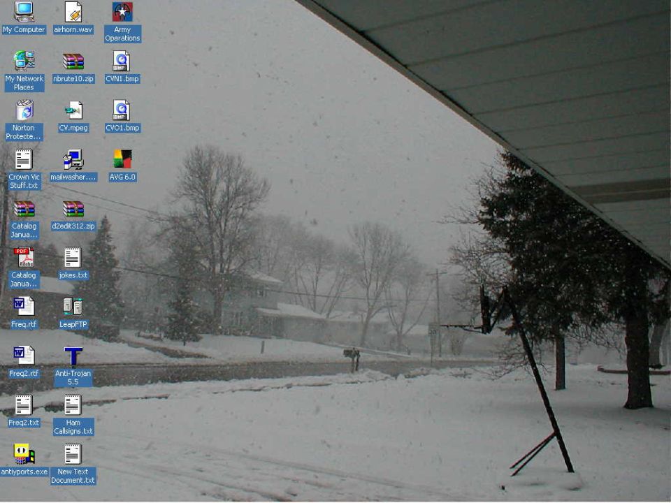 Desktop screenshot showing icons and a snowy landscape wallpaper with a basketball hoop