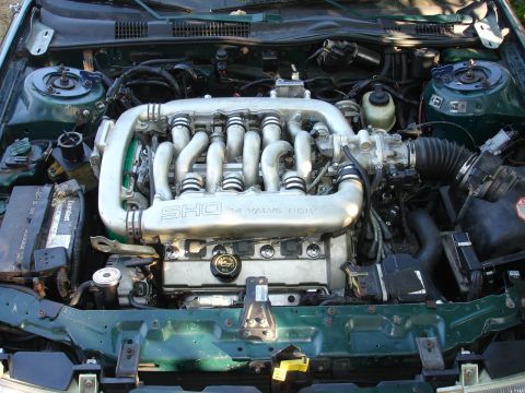 1993 Ford Taurus - The engine bay of a 1993 Ford Taurus SHO features a V8 32-valve DOHC engine.