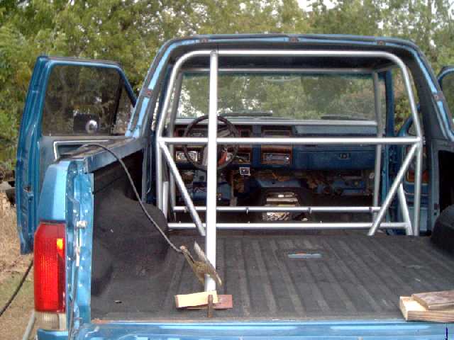 Mounting rear support brace to main hoop