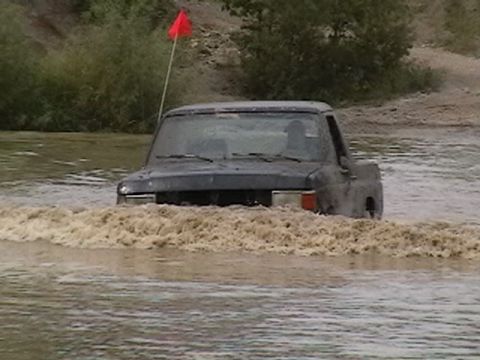 1988 Ford Bronco - Lower parking lot at badlands cleaning out the radiator of 20lbs of mud