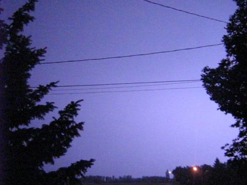 1995 Ford Bronco - A twilight sky with power lines and trees is visible, with a Supermotors watermark at the bottom right.