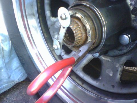 1989 Ford Bronco - The auto hub was not coming out easily so I had made a handle for it to manipulate it as I was squeezing the wire retainer together. It had…