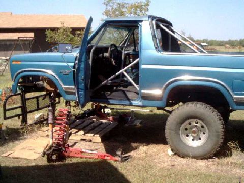 1984 Ford Bronco - TTB front axle and SKyJ 6" lift removed