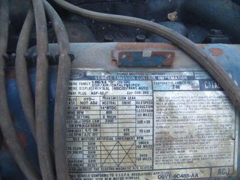 1988 Ford Bronco - Decal details engine specifications and emissions control information for a 1979 model year vehicle.