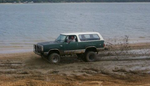 1993 Ford Bronco - Ramcharger slingin' shoreline mud