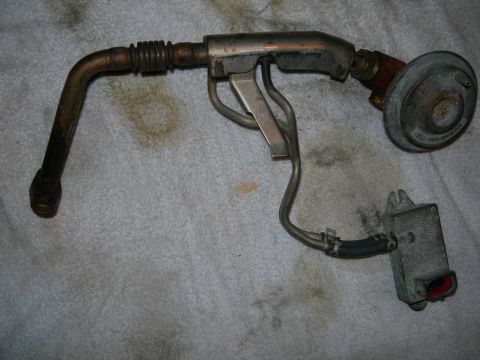 1992 Ford Taurus - Ford fuel injector rail and pressure regulator assembly, part number F2DE-9F593-DIA.