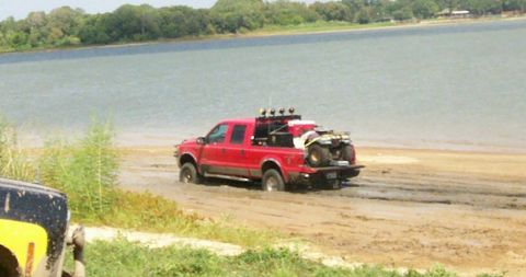 1993 Ford Bronco - Big Red Ford coming to a stop at shore mud drag