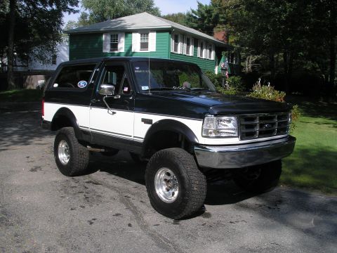 1994 Ford Bronco - This lifted Ford Bronco features a two-tone paint scheme and aftermarket wheels.