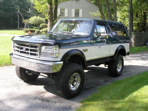 1994 Ford Bronco - This Ford Bronco appears to be from the early to mid-1990s, not a 1994 model.