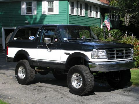 1994 Ford Bronco - This lifted Ford Bronco has a two-tone paint job and aftermarket wheels.