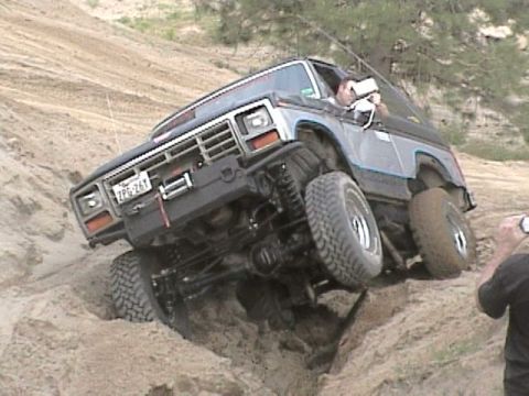 1985 Ford Bronco - The pan hard bar hits a little but that's easy to fix.