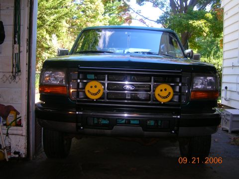 1996 Ford Bronco - Front view of a 1992 Ford F-Series truck with "Daylighter" fog lights.