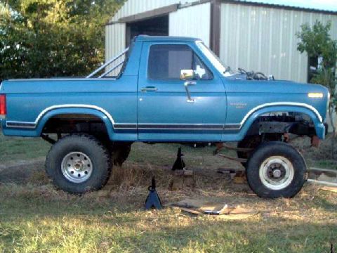 1984 Ford Bronco - wheels mounted to front axle