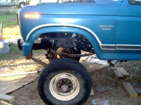 1984 Ford Bronco - wheel mounted to front axle (265x75R16)