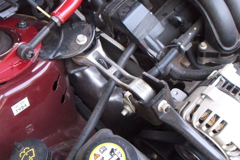 2001 Ford Taurus - Crazy anti torque bracket