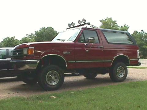 1989 Ford Bronco - lift w/ small tires and ugly light bar