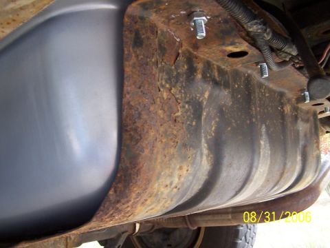1992 Ford Bronco - Close-up view of a heavily rusted fuel tank and vehicle frame, with a date stamp of 08/31/2006 visible.