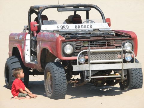 1978 Ford Bronco - kid checkin it out