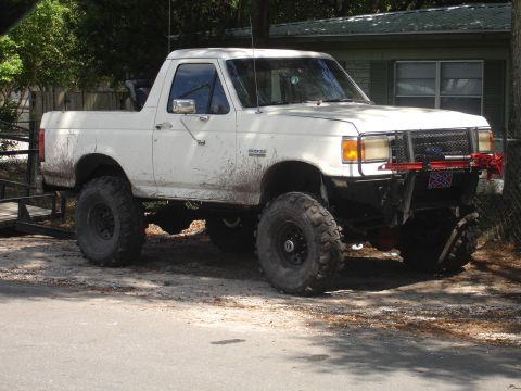 1989 Ford Bronco - This modified Ford Bronco appears to be from the late 1980s, not a 1989 model.