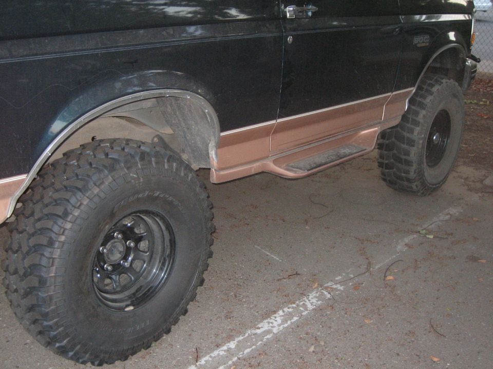 1995 Ford Bronco side view showing front fender, door, running board, and rear tire