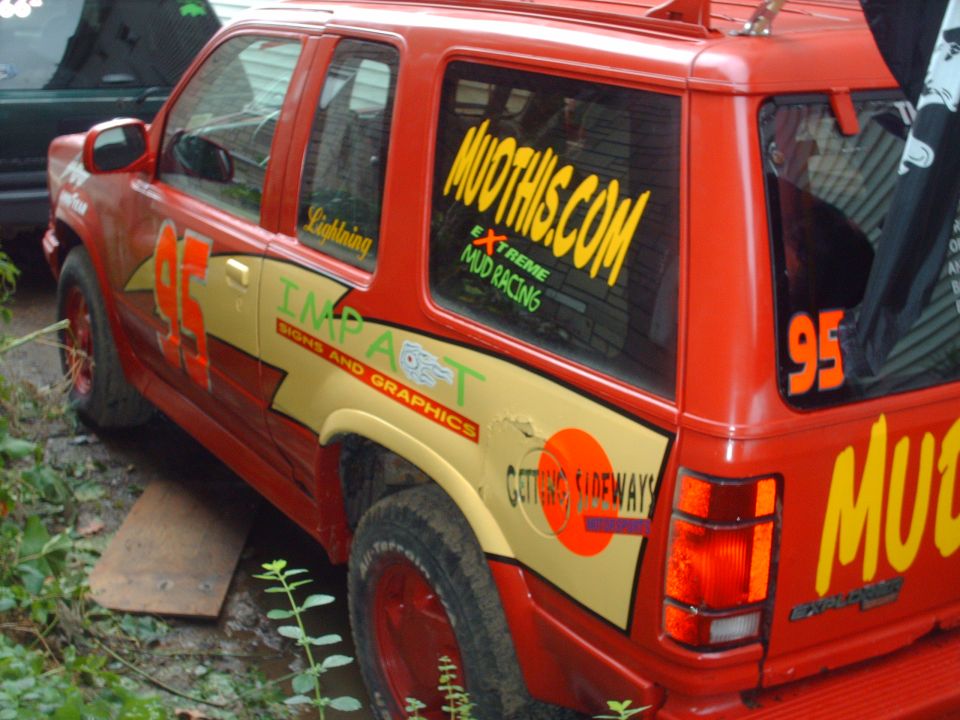 Red SUV with 'MUOTHIS.COM' and '95' decals, side view